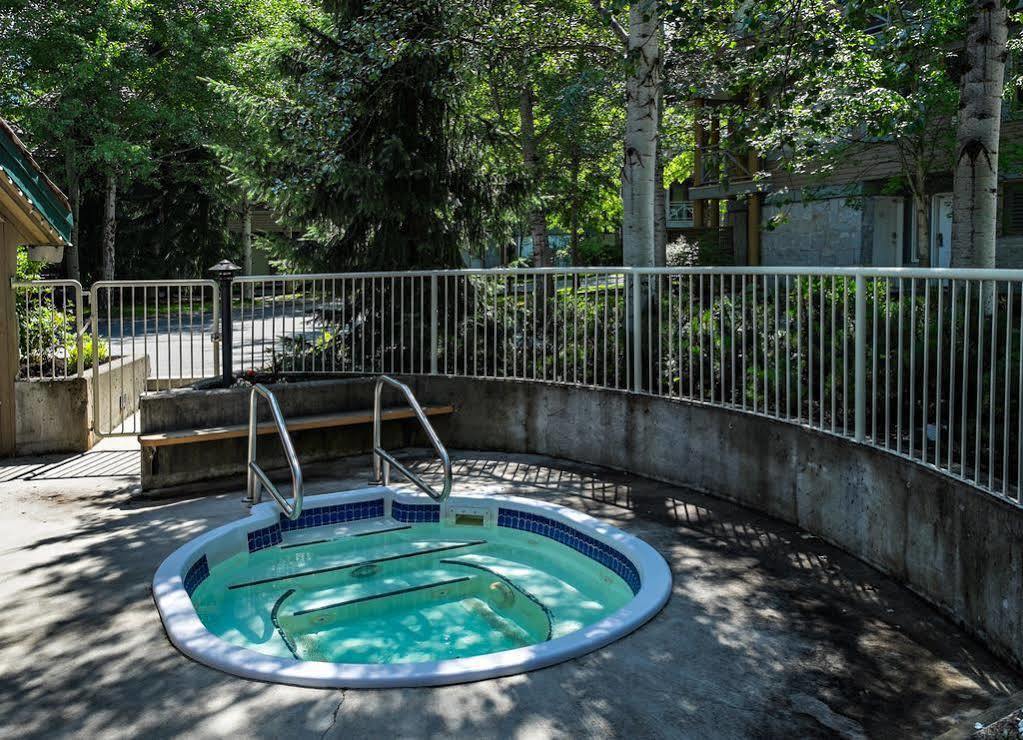 Westwind Properties At Valhalla Уистлер Экстерьер фото